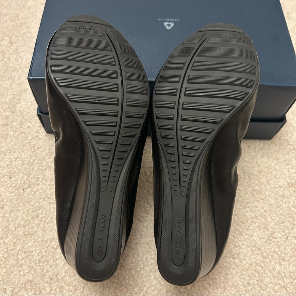 Cole Haan Emory Bow Wedge Pumps in Black Size 8B - Picture 9 of 10